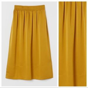 Deep yellow pull-on satin skirt with pockets